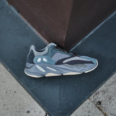 Overkicks - Yeezy Boost 700 Teal Blue (FW2499) - detalle talon