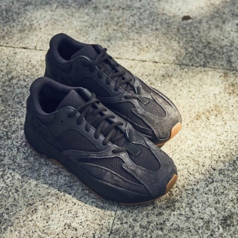 Overkicks - Yeezy Boost 700 Utility Black (FV5304) - vista superior