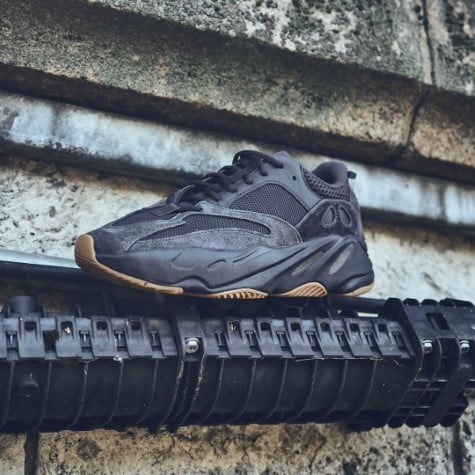 Overkicks - Yeezy Boost 700 Utility Black (FV5304) - detalle talon