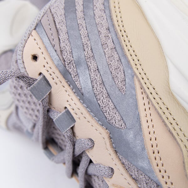 Overkicks - Yeezy Boost 700 V2 Cream (GY7924) - detalle talon