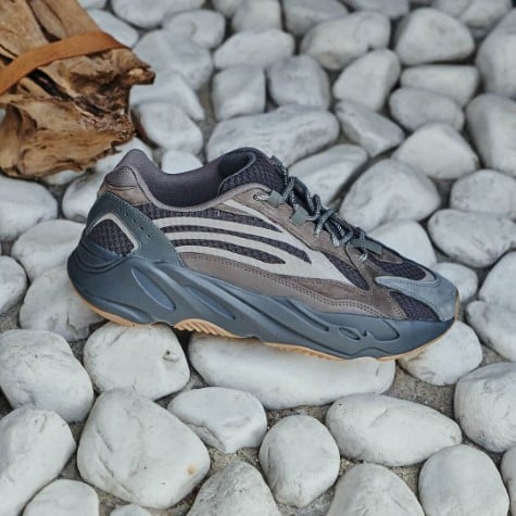 Overkicks - Yeezy Boost 700 V2 Geode (EG6860) - detalle talon