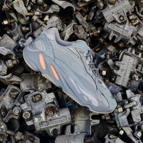 Overkicks - Yeezy Boost 700 V2 Inertia (FW2549) - detalle talon