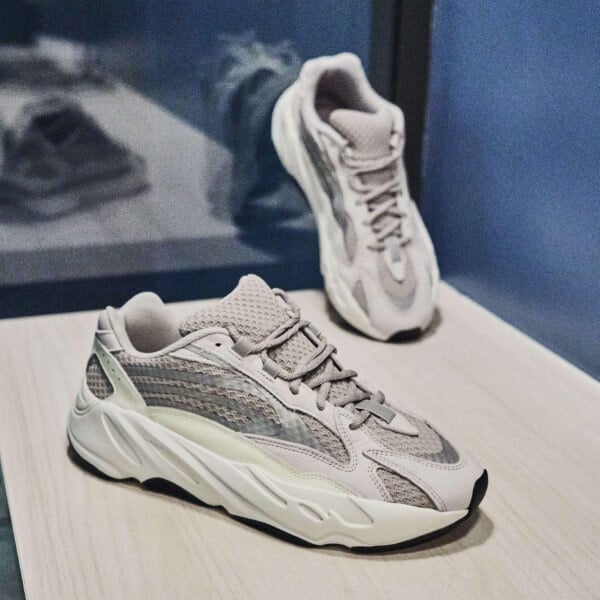 Overkicks - Yeezy Boost 700 V2 Static (EF2829) - detalle lateral interior