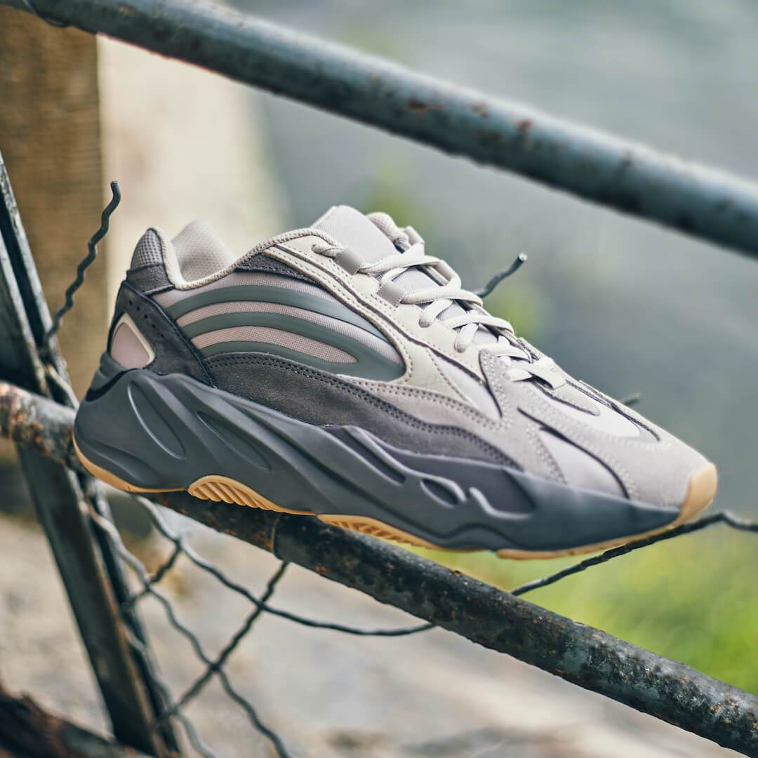 Overkicks - Yeezy Boost 700 V2 Tephra (FU7914) - vista superior
