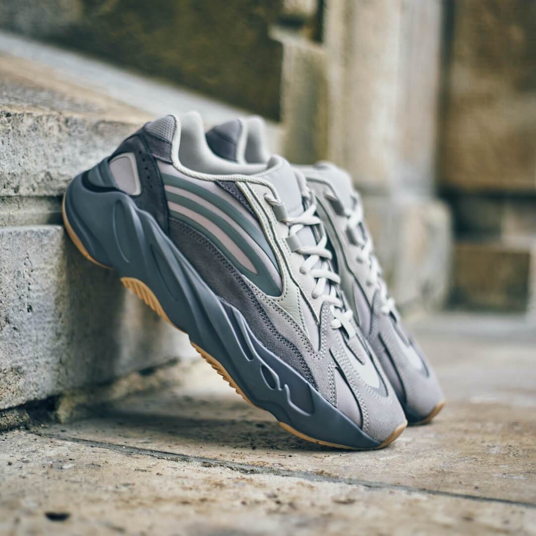 Overkicks - Yeezy Boost 700 V2 Tephra (FU7914) - detalle talon