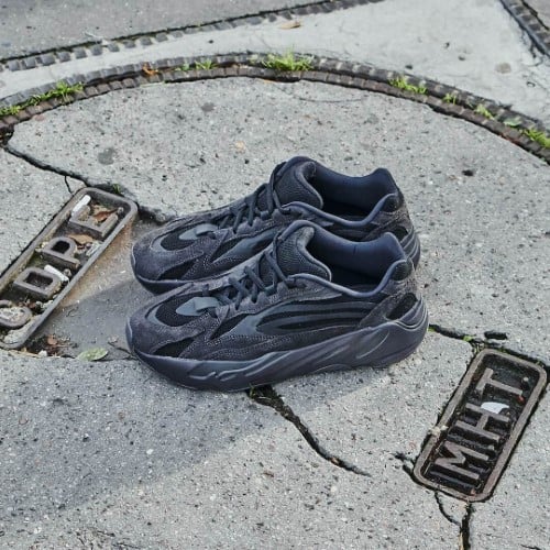 Overkicks - Yeezy Boost 700 V2 Vanta (FU6684) - detalle lateral interior