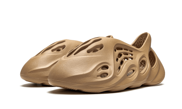 Overkicks - Yeezy Foam RNNR Ochre (GW3354) - vista trasera