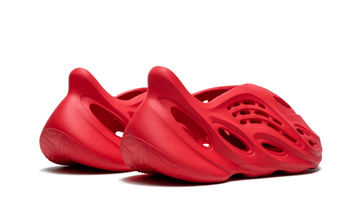 Overkicks - Yeezy Foam RNNR Vermillion (GW3355) - par completo