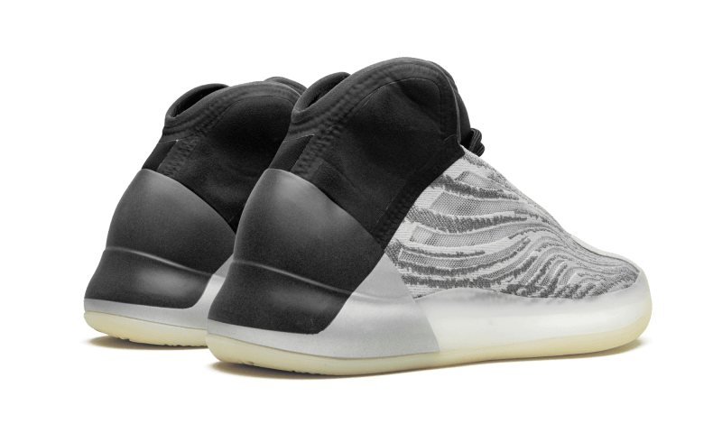 Overkicks - Yeezy QNTM (Lifestyle Model) (Q46473) - par completo