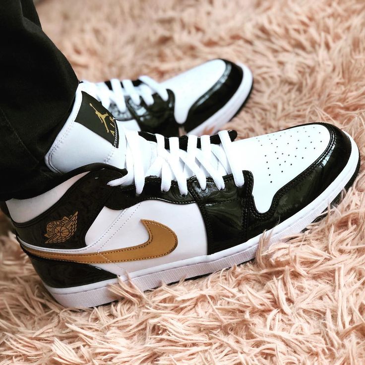 Jordan 1 Mid Patent Black White Gold