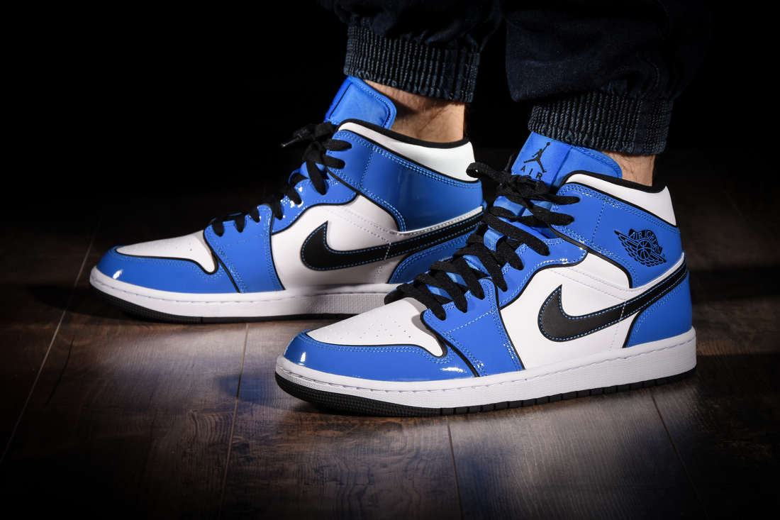 Air Jordan 1 Mid Signal Blue